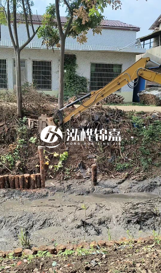 三明挖機(jī)打木樁專業(yè)施工-河道邊打木樁如何防止木樁傾斜？